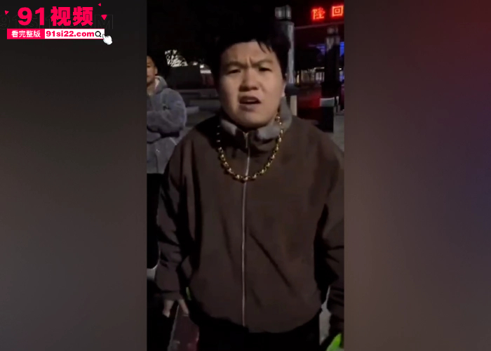 新化主播锦长人设翻车！隆回街头送槟榔惨遭小伙飞踹围殴，按在地上疯狂摩擦，衣服撕碎惨叫求饶，直播嘴硬现实秒变怂包！ - 图5