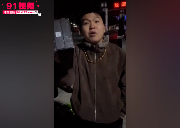 新化主播锦长人设翻车！隆回街头送槟榔惨遭小伙飞踹围殴，按在地上疯狂摩擦，衣服撕碎惨叫求饶，直播嘴硬现实秒变怂包！ - 图6