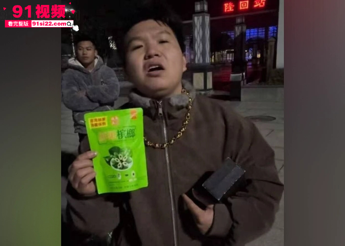 新化主播锦长人设翻车！隆回街头送槟榔惨遭小伙飞踹围殴，按在地上疯狂摩擦，衣服撕碎惨叫求饶，直播嘴硬现实秒变怂包！ - 图7
