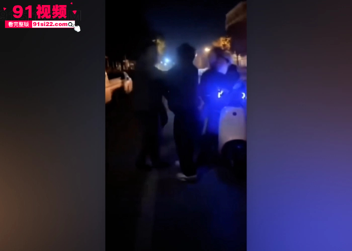 新化主播锦长人设翻车！隆回街头送槟榔惨遭小伙飞踹围殴，按在地上疯狂摩擦，衣服撕碎惨叫求饶，直播嘴硬现实秒变怂包！ - 图8