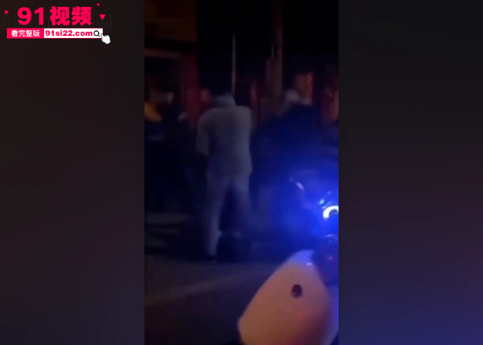 新化主播锦长人设翻车！隆回街头送槟榔惨遭小伙飞踹围殴，按在地上疯狂摩擦，衣服撕碎惨叫求饶，直播嘴硬现实秒变怂包！ - 图9