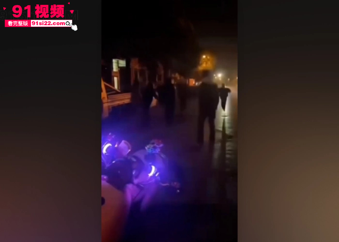 新化主播锦长人设翻车！隆回街头送槟榔惨遭小伙飞踹围殴，按在地上疯狂摩擦，衣服撕碎惨叫求饶，直播嘴硬现实秒变怂包！ - 图10