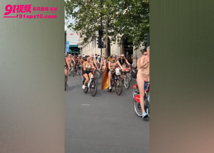 英国伦敦街头裸奔抗议 数千裸骑者穿梭城市中心 环保口号下隐藏的视觉冲击直接爆表 - 图2
