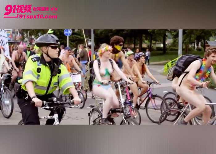 英国伦敦街头裸奔抗议 数千裸骑者穿梭城市中心 环保口号下隐藏的视觉冲击直接爆表 - 图9