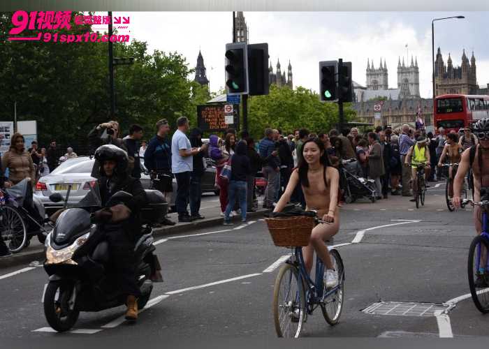 英国伦敦街头裸奔抗议 数千裸骑者穿梭城市中心 环保口号下隐藏的视觉冲击直接爆表 - 图11