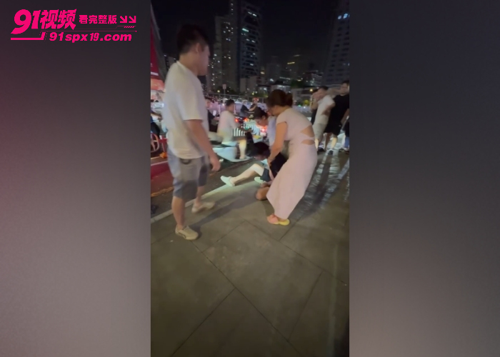 29岁男子同时与两位富婆姐弟恋 成功骗取千万巨款 路边被抓当面理论遭拖鞋抽脸 - 图2