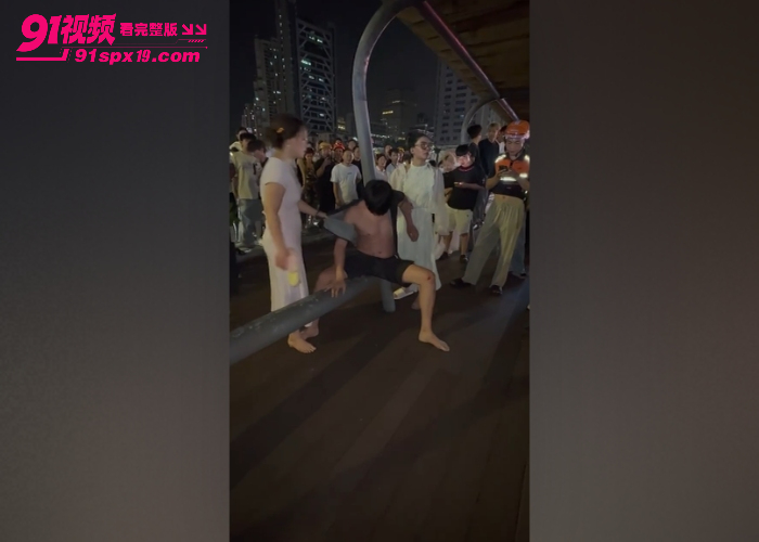 29岁男子同时与两位富婆姐弟恋 成功骗取千万巨款 路边被抓当面理论遭拖鞋抽脸 - 图5
