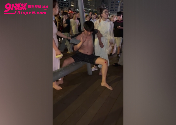29岁男子同时与两位富婆姐弟恋 成功骗取千万巨款 路边被抓当面理论遭拖鞋抽脸 - 图6