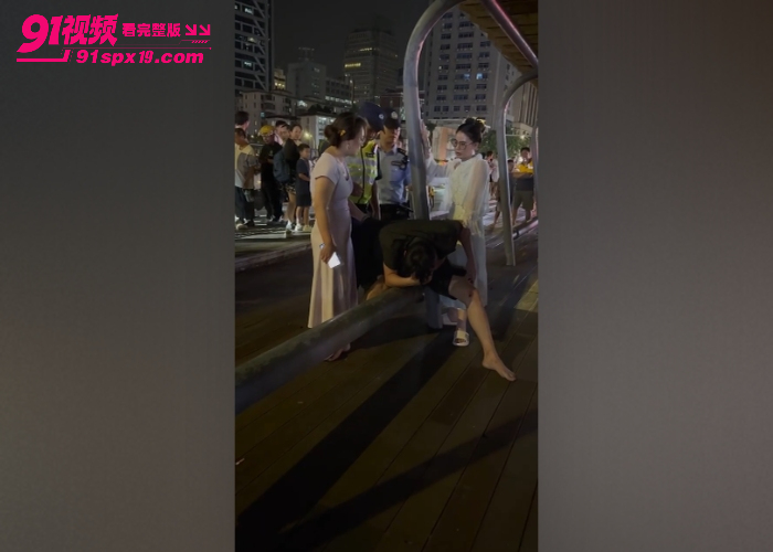 29岁男子同时与两位富婆姐弟恋 成功骗取千万巨款 路边被抓当面理论遭拖鞋抽脸 - 图8