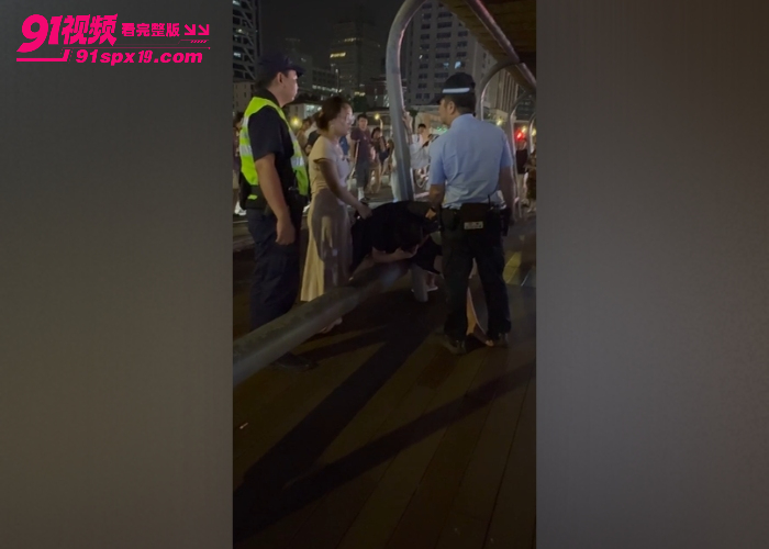 29岁男子同时与两位富婆姐弟恋 成功骗取千万巨款 路边被抓当面理论遭拖鞋抽脸 - 图10