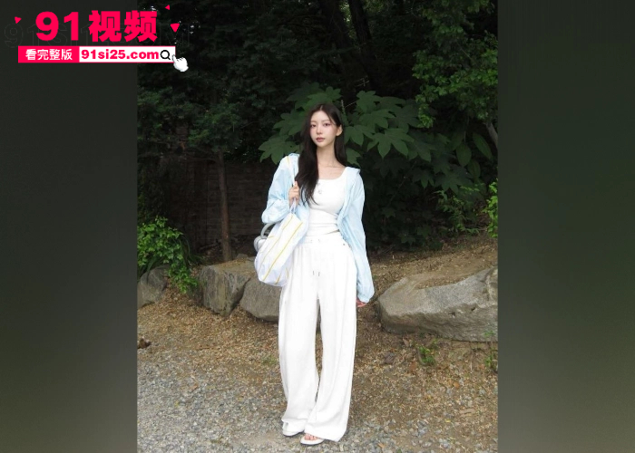【海角原创】极品后妈黑裙红丝窗前自慰 被儿子转战沙发桌椅连操三场 精液射满翘臀 - 图1