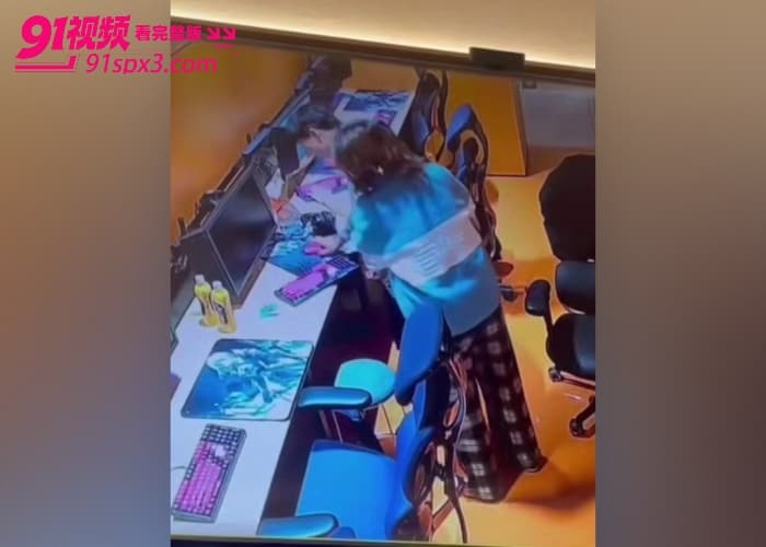 湖南岳阳女子在网吧包间脱裤子 强抱上网小伙 多次尝试拽掉衣服求操完整版监控曝光 男孩在外面要保护好自己啊 - 图11
