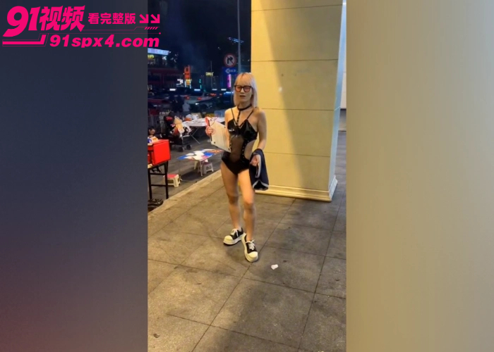 长沙解放西深夜街头惊现吃鸡大瓜 风骚女子热舞后当众给陌生男口交 百人围观吞精直拍 场面彻底失控 - 图4