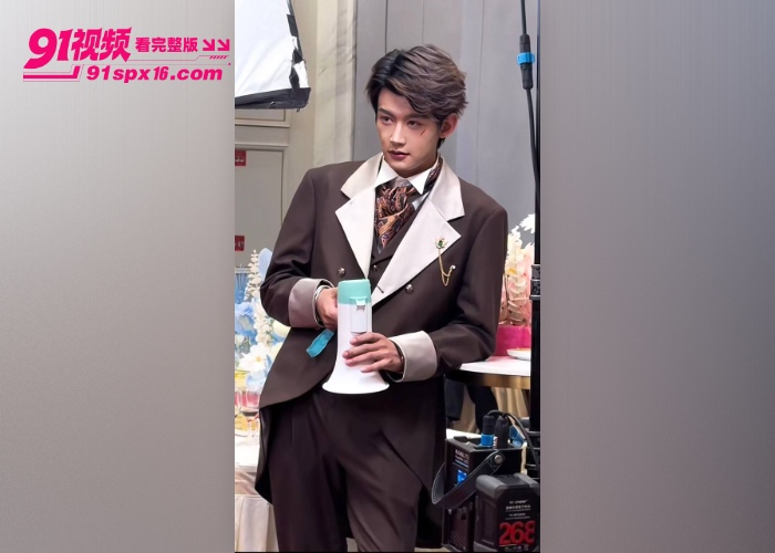 短剧男模 钟宇飞 被富婆资方定制剧情与富婆拍吻戏冲热搜六十场激吻戏被女导演宗梦馨包养猛操骚穴内射 - 图1