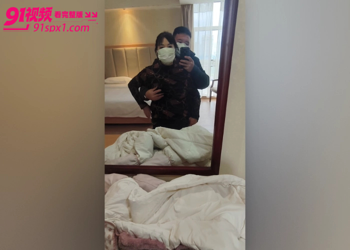 【海角原创】偷好兄弟的家玩弄她的巨乳妈妈 熟女肥逼淫水很多 无套爆操爽翻天 - 图1