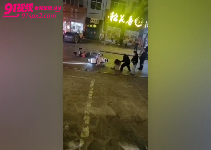 河南平顶山打人事件 夫妻当街用砖头殴打女孩下手极狠 被网友爆出是当地村霸 现场视频流出引发全网愤怒 - 图9