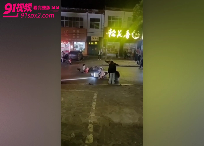 河南平顶山打人事件 夫妻当街用砖头殴打女孩下手极狠 被网友爆出是当地村霸 现场视频流出引发全网愤怒 - 图10