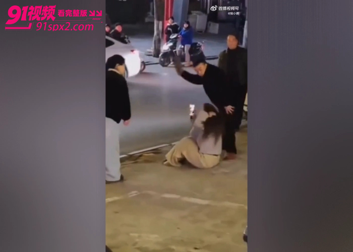 河南平顶山打人事件 夫妻当街用砖头殴打女孩下手极狠 被网友爆出是当地村霸 现场视频流出引发全网愤怒 - 图11