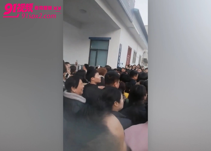 河南平顶山打人事件 夫妻当街用砖头殴打女孩下手极狠 被网友爆出是当地村霸 现场视频流出引发全网愤怒 - 图12