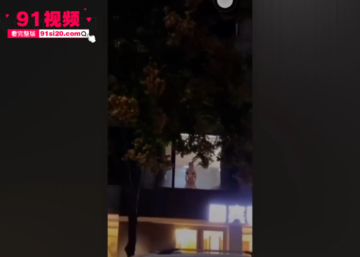项城国宾暮云酒店 二楼落地窗前情侣上演活春宫 后入爆操双马尾女友 最后跪地口爆玩的真刺激 - 图3