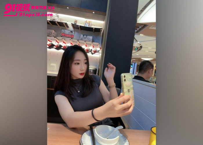 私人女教练瑜伽裤出轨男学员 无套猛操白虎骚穴 淫水顺着鸡巴流下来 - 图2