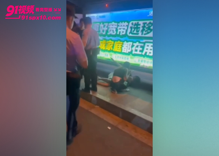 徐州街头引发激烈冲突 俄罗斯情侣侮辱挑衅路人 遭多人围殴当场暴揍 看的我热血沸腾啊 - 图3