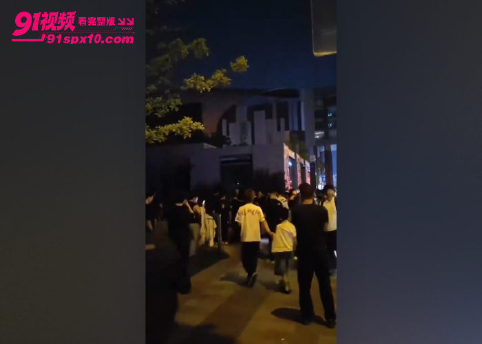 徐州街头引发激烈冲突 俄罗斯情侣侮辱挑衅路人 遭多人围殴当场暴揍 看的我热血沸腾啊 - 图4