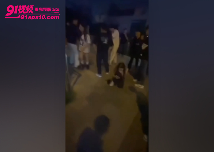 徐州街头引发激烈冲突 俄罗斯情侣侮辱挑衅路人 遭多人围殴当场暴揍 看的我热血沸腾啊 - 图5