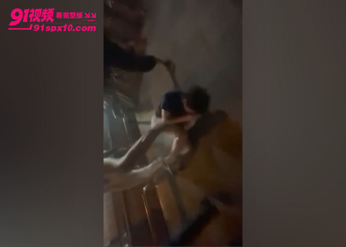 徐州街头引发激烈冲突 俄罗斯情侣侮辱挑衅路人 遭多人围殴当场暴揍 看的我热血沸腾啊 - 图6