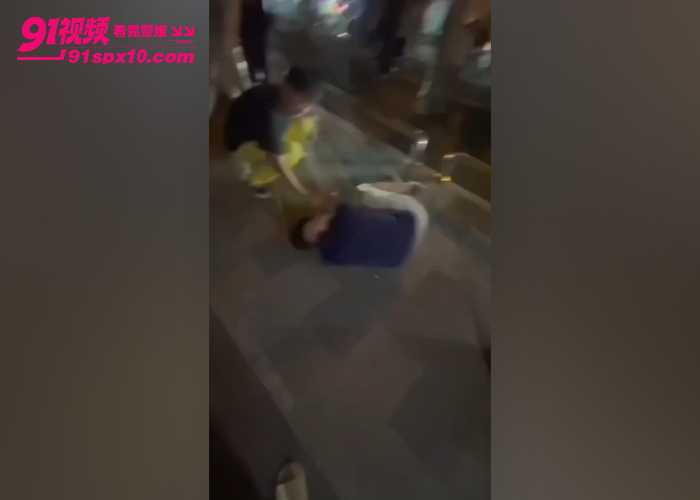 徐州街头引发激烈冲突 俄罗斯情侣侮辱挑衅路人 遭多人围殴当场暴揍 看的我热血沸腾啊 - 图7
