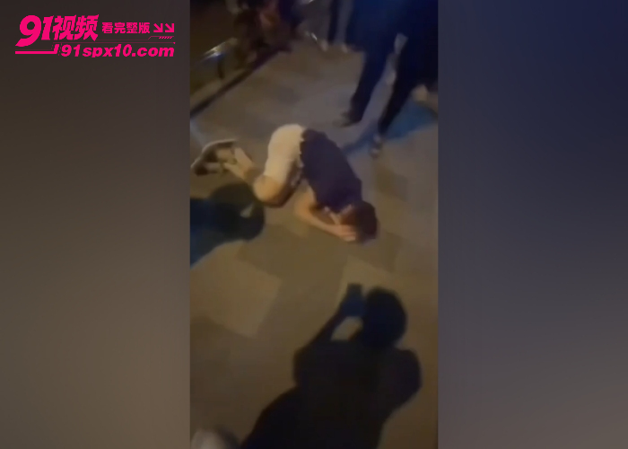 徐州街头引发激烈冲突 俄罗斯情侣侮辱挑衅路人 遭多人围殴当场暴揍 看的我热血沸腾啊 - 图8