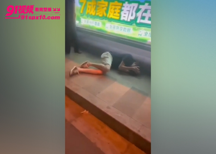 徐州街头引发激烈冲突 俄罗斯情侣侮辱挑衅路人 遭多人围殴当场暴揍 看的我热血沸腾啊 - 图10