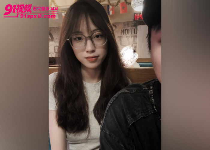 江苏扬州大学眼镜妹 在酒店约炮男友私拍泄密 巨乳肥臀简直就是一级货 - 图2