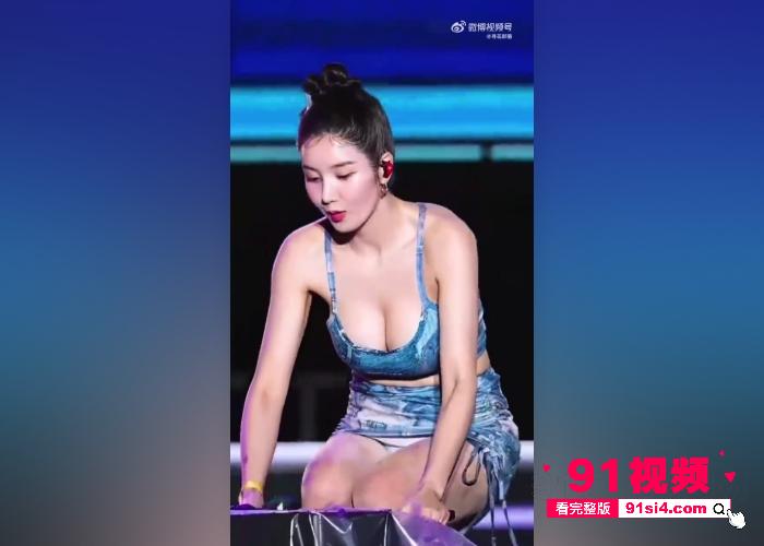 韩国第一美胸女歌手 权恩妃 回归音乐节火辣比基尼热舞一对大奶子十分诱人 也顺便为瓜友门奉上早期拍摄的三级片撸管必备 - 图4