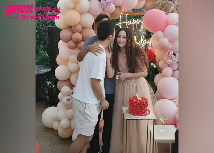 香港性感女神 温碧霞 生日现场遭养子强吻 当众暧昧简直豪无边界感 性爱视频也随之曝光毁三观 - 图2