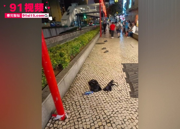 澳门美女疑似赌博输光了受刺激 当街脱光衣服躺地方 商场玩裸奔太牛逼了 - 图5