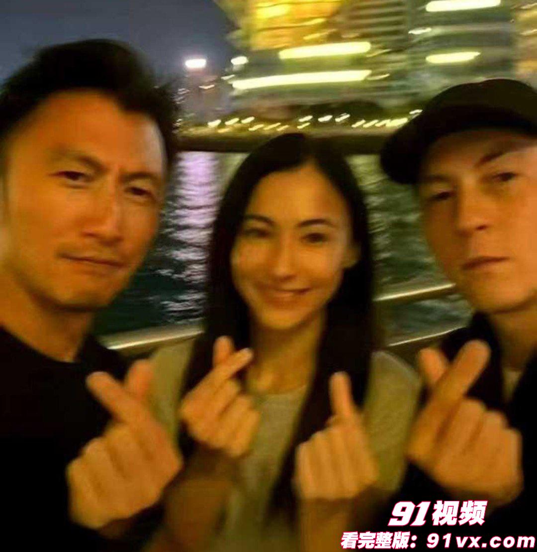 当街三人拥吻？玩的这么花阿，不得不在看看艳照门美照致敬经典 - 图1