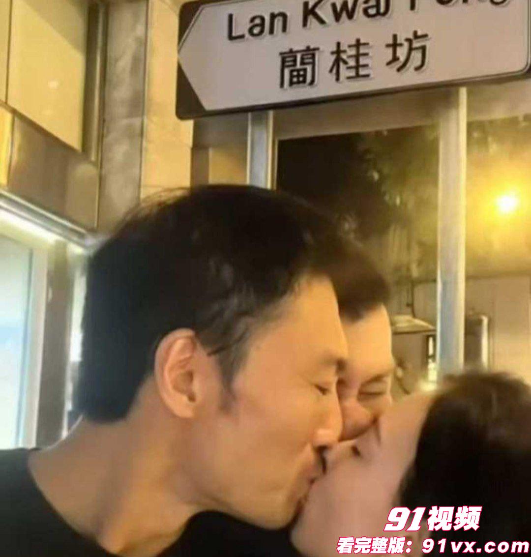当街三人拥吻？玩的这么花阿，不得不在看看艳照门美照致敬经典 - 图2