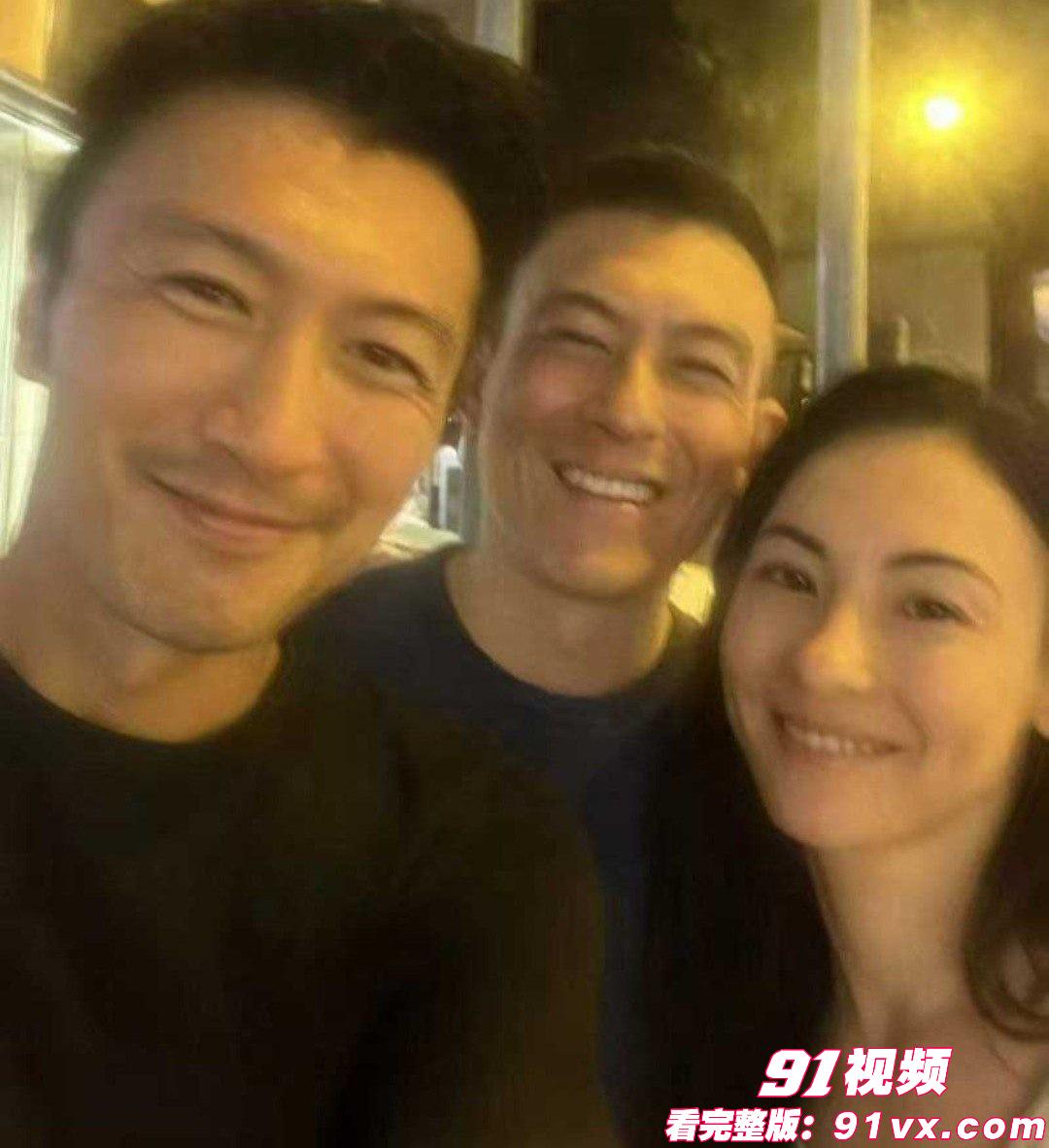 当街三人拥吻？玩的这么花阿，不得不在看看艳照门美照致敬经典 - 图3