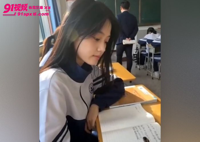 AI成人短剧 我的十八岁女友 巨乳美女在教室课桌下校服半脱湿身挑逗 跪求男主狠操 - 图1