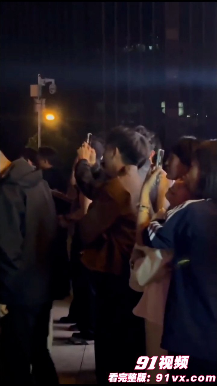 日照安泰国际广场情侣啪啪啪没拉窗帘千人围观 被吃瓜群众拍下看完还敲门提醒,现场火爆某音 - 图6