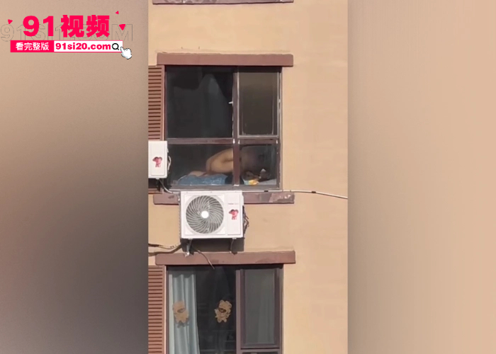 那位群友这么猛啊 大早上不拉窗帘做爱女主性欲一看就很强 全程女上位猛骑 最后还主动吃精 - 图2