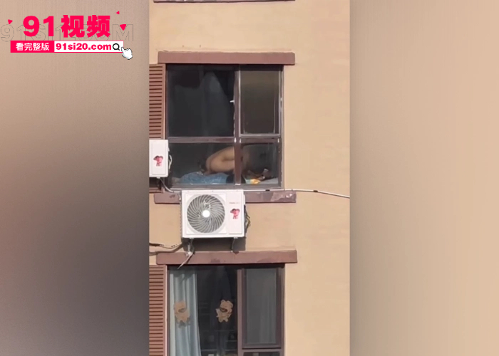 那位群友这么猛啊 大早上不拉窗帘做爱女主性欲一看就很强 全程女上位猛骑 最后还主动吃精 - 图3