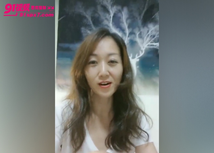 韵味气质熟女 早期跟炮友裸聊自慰视频流出 情趣内衣张腿玩弄多毛肥逼诱惑至极 - 图1