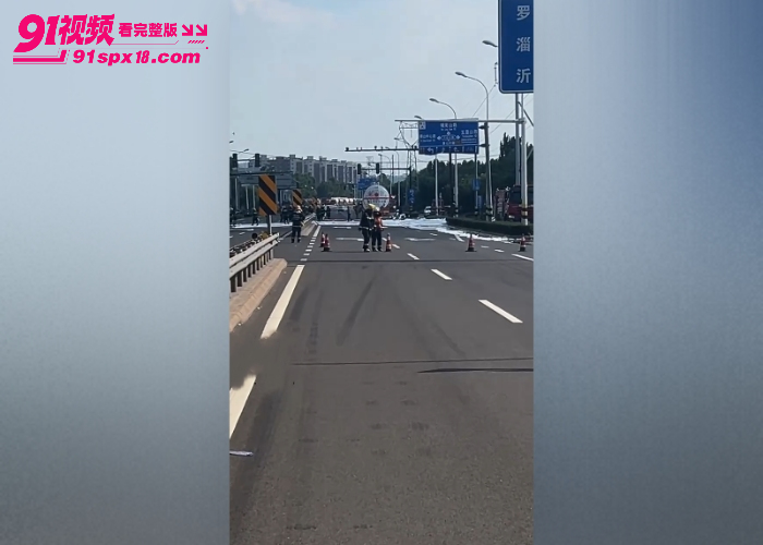山东淄博油罐车突然自燃 驾驶员临危不乱停在消防局门口 及时扑灭未爆炸 - 图7