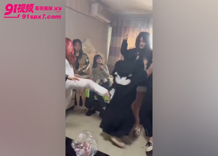 精神小妹室内霸凌全过程曝光 拽头发狂扇耳光，受害者抱头崩溃大哭 - 图6