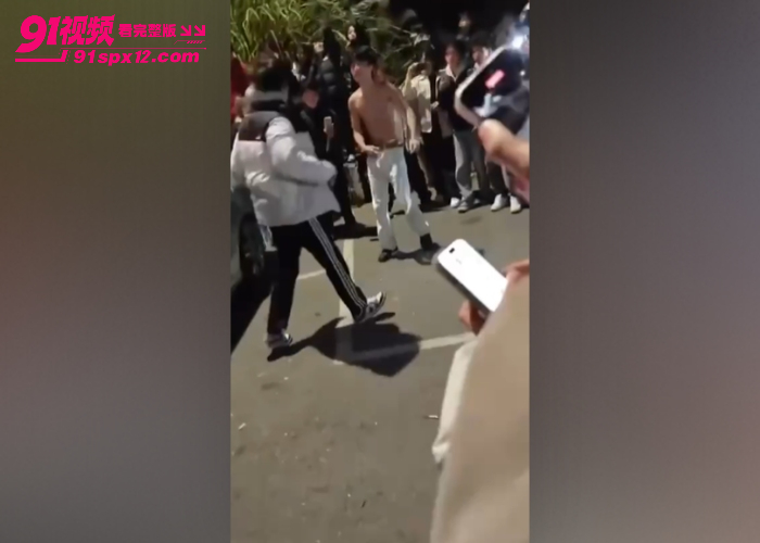 桂林谢霆锋1v4精神小伙街头上演现实古惑仔 只为争夺交配权 果然红颜祸水这句话说的是没错的 - 图4