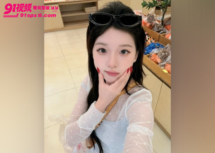 探花 瘦猴 微信勾搭御姐眼镜妹 黑丝沙发调情 扛起腿无套爆操干瘫软在床 - 图1