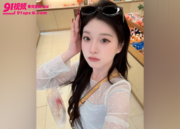 探花 瘦猴 微信勾搭御姐眼镜妹 黑丝沙发调情 扛起腿无套爆操干瘫软在床 - 图2