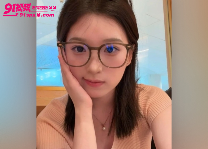 探花 瘦猴 微信勾搭御姐眼镜妹 黑丝沙发调情 扛起腿无套爆操干瘫软在床 - 图3